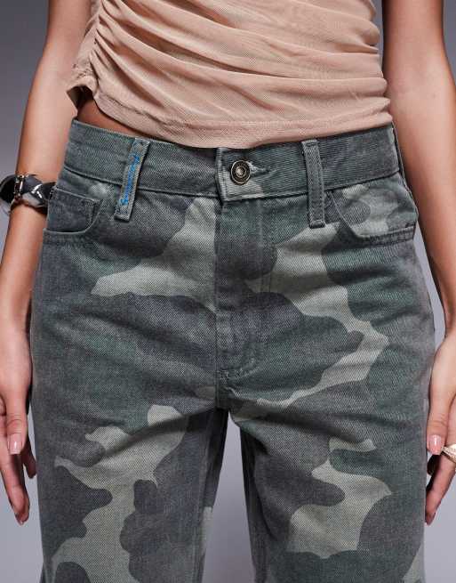 River Island Petite camo print relaxed straight jeans in khaki, 4 of 5
