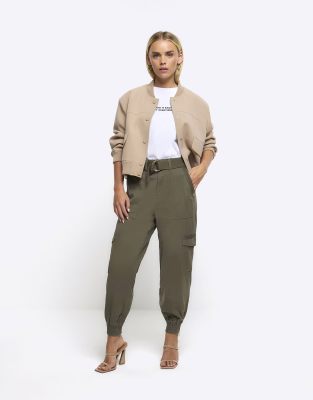 River Island Petite - Cargohose in dunklem Khaki mit Gürtel, Bündchen und goldenem Besatz-Grün