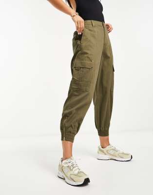 River Island Petite - Cargohose in Khaki mit Bündchen-Grün