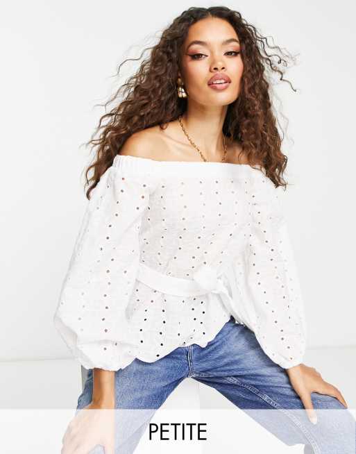 River Island Petite - Cremefarvet bardot-bluse med udsmykninger