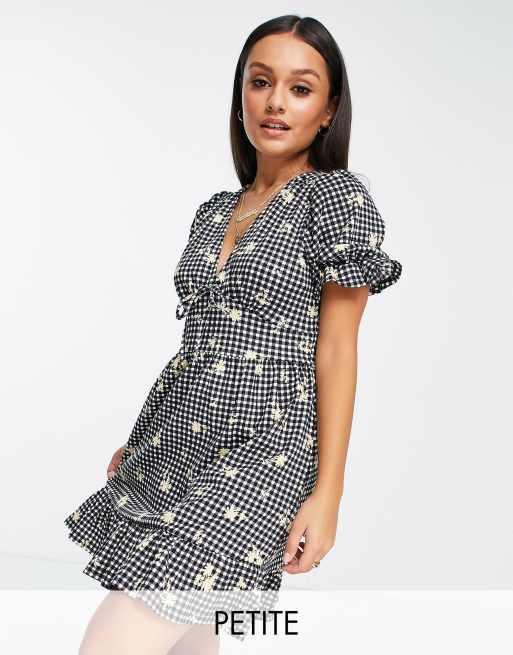River Island Petite – Czarna sukienka mini w kratę i kwiaty z guzikami z przodu