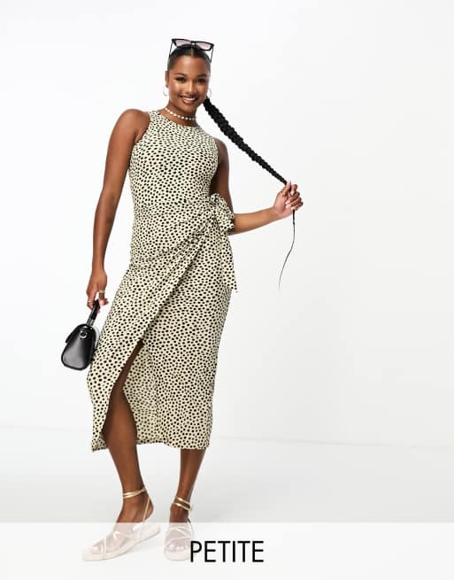 River Island Petite – Czarno-biała kopertowa sukienka midi w groszki z rozcięciem z boku