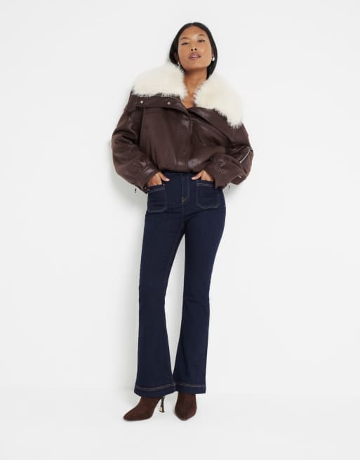 River Island Petite - Flares met zak aan de voorkant in blauw met donkere wassing