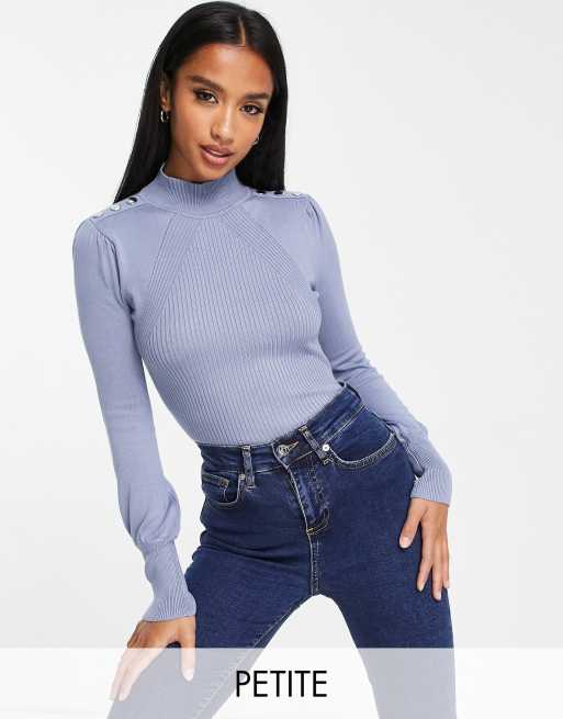 River Island Petite – Geripptes Oberteil in Hellblau mit Knopfdetail an der Schulter