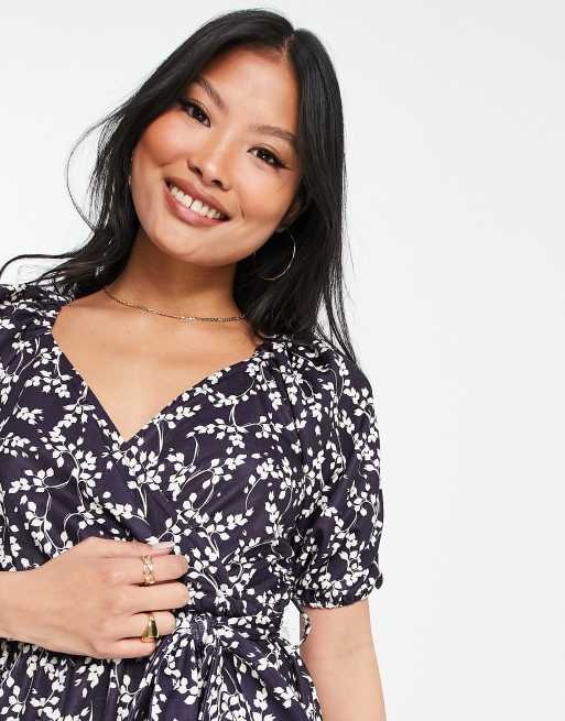 River Island Petite – Marinblå, blommig mini-omlottklänning med skärp, 3 av 4