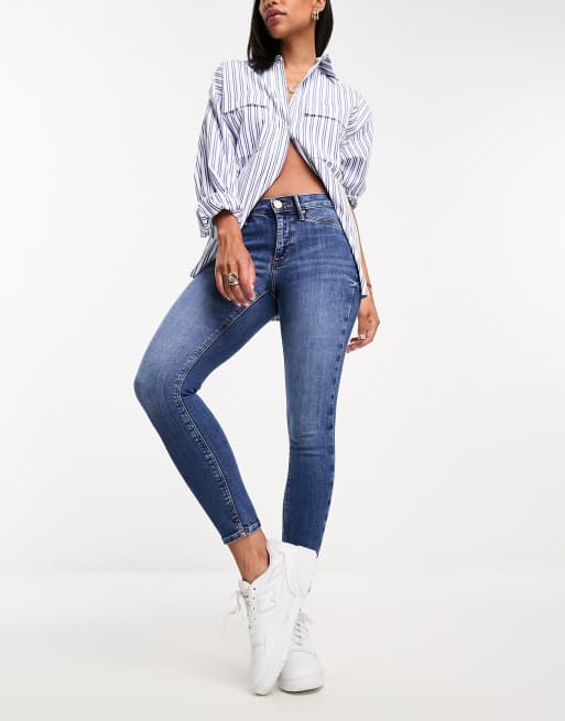 River Island Petite – Modelujące niebieskie jeansy ze średnim stanem
