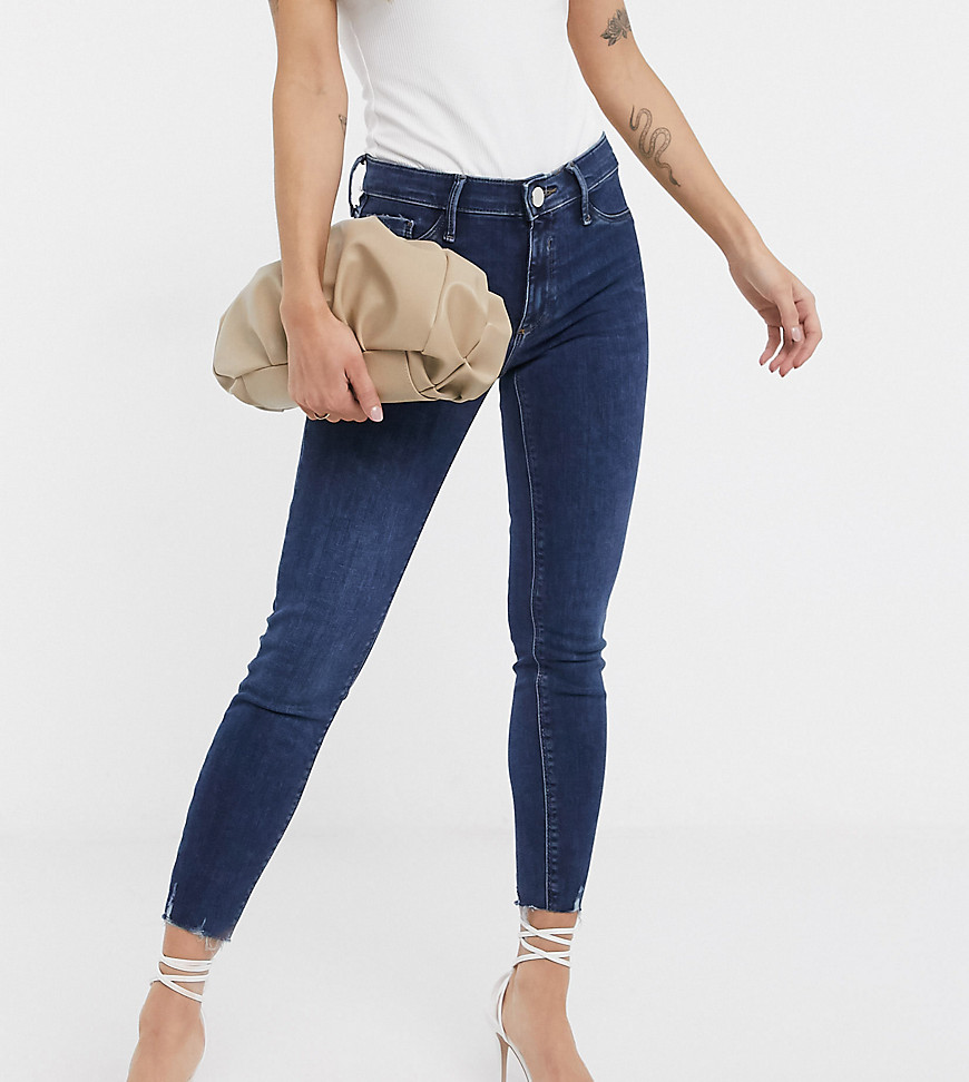 River Island Petite – Molly – Dunkelblaue Skinny-Jeans mit Fransensaum