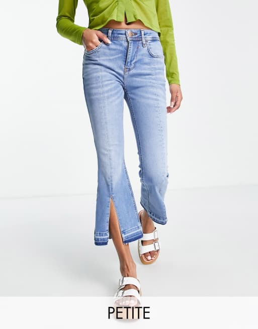 River Island Petite – Niebieskie jeansy z rozszerzanymi krótszymi nogawkami z rozcięciem z przodu