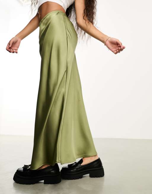 River Island Petite - Olivengrøn maxinederdel med skråsnit i satin, 2 af 4