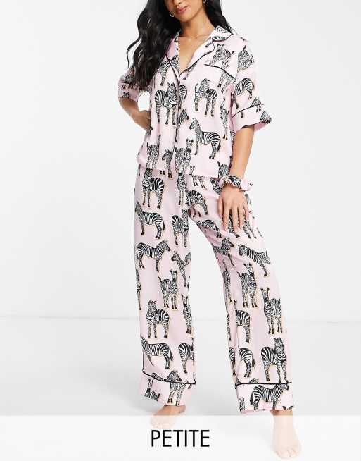 River Island Petite – Pyjama-Geschenkset aus Satin in Rosa mit Zebraprint und passendem Haar-Scrunchie