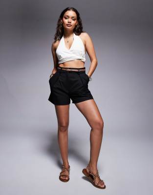 River Island Petite - Schmal geschnittene Shorts in Schwarz mit Gürtel