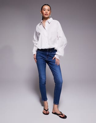 River Island Petite sculpt fit jeans in medium denim-Blue