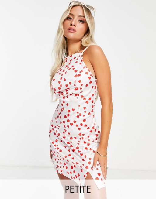 River Island Petite - Vestito corto sottoveste arricciato in raso color crema a cuori