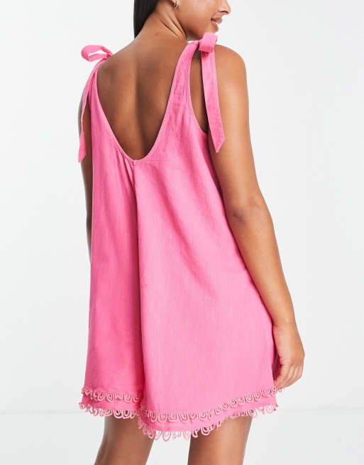 River Island Playsuit in leuchtendem Rosa mit Muschelsaum und Bindetrager ASOS