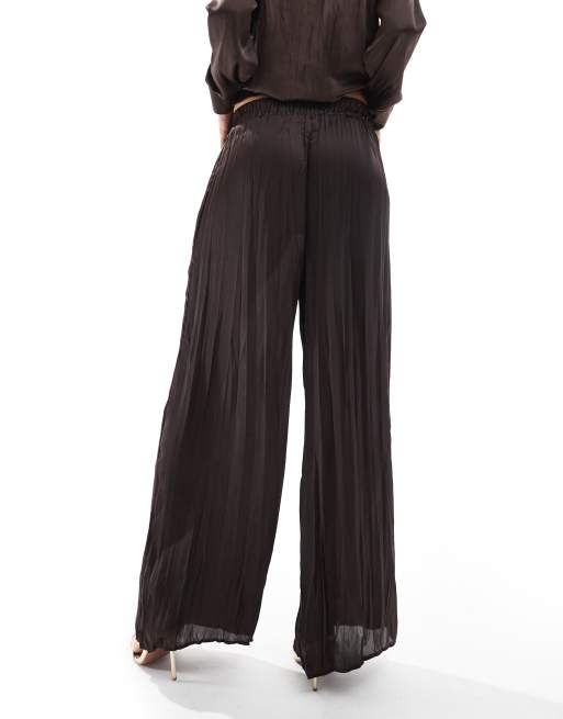 River Island - Plisserede bukser med vide ben i chokoladebrun satin - Del af sæt, 4 af 5