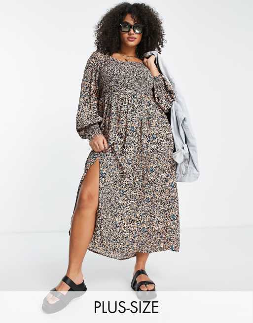 River Island Plus - Aangerimpelde midi jurk met fijne bloemenprint in blauw