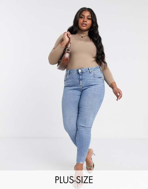 River Island Plus — Amelie — Jasnoniebieskie jeansy o obcisłym kroju z postrzępionym dołem