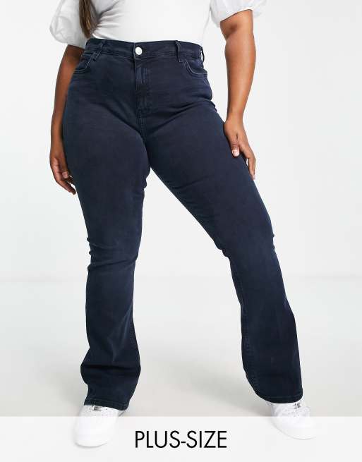 River Island Plus – Ausgestellte Jeans in dunkelblauer Waschung mit mittelhohem Bund
