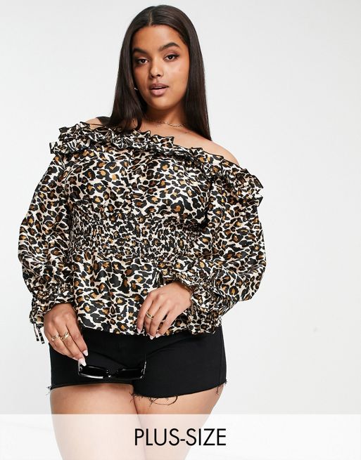 River Island Plus - Bardot-bluse med rynket talje og dyreprint