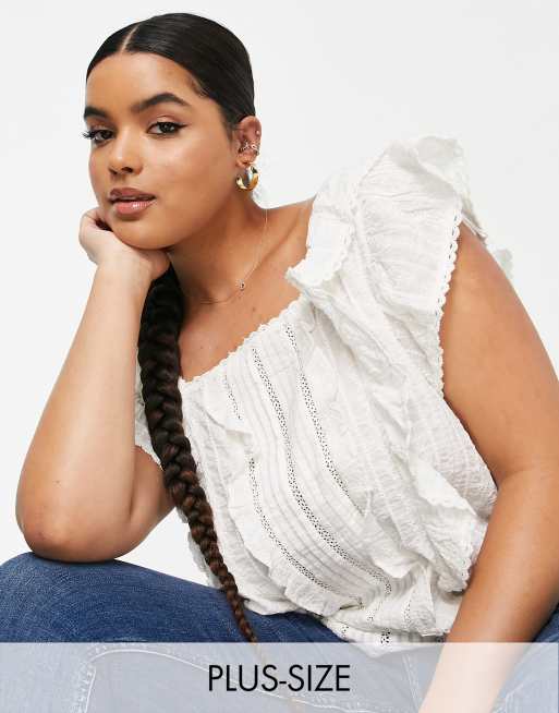 River Island Plus – Besticktes Camisole-Top in Weiß mit gerüschter Front