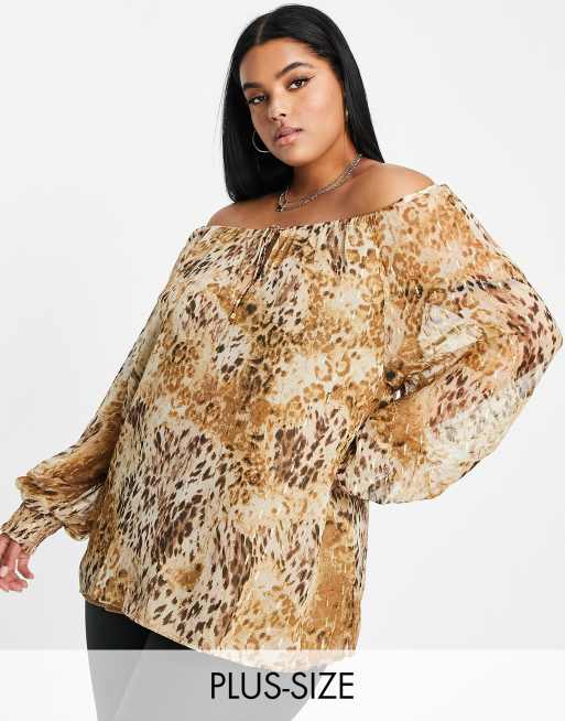 River Island Plus – Beżowa bluzka z dekoltem bardot, odkrytymi ramionami i obszernymi rękawami w zwierzęcy wzór 