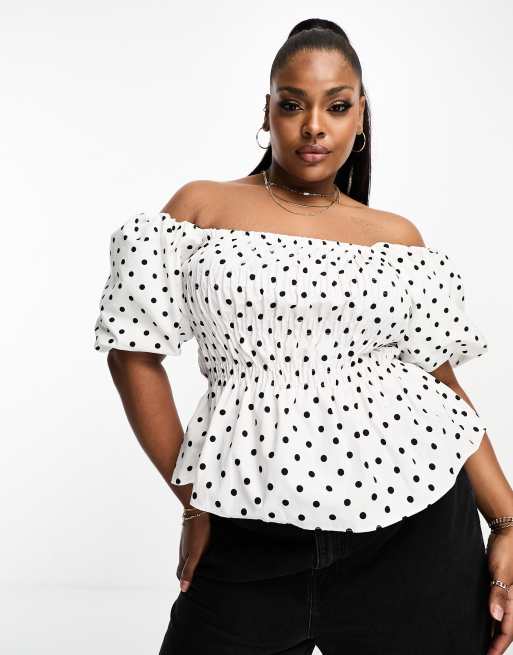 River Island Plus – Biały top z dekoltem bardot w groszki z marszczeniem