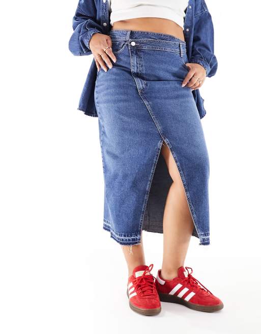 River Island Plus - Blå maxinederdel i mellemvask med asymmetrisk linning