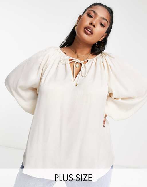 River Island Plus - Blusa color crema con maniche voluminose