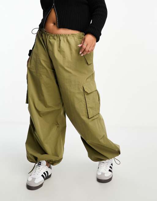 River Island Plus – Bojówki o kroju spadochronowym w kolorze khaki