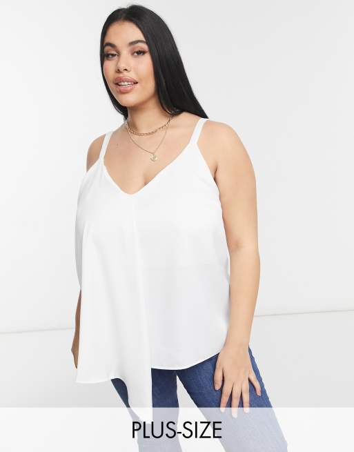 River Island Plus – Camisole aus Satin mit asymmetrischem Saum in Weiß