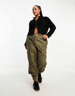 River Island Plus - Cargohose in Khaki mit Bündchen-Grün