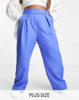 River Island Plus - Dad-Hose in leuchtendem Blau mit Bundfalten und weitem Bein, Kombiteil