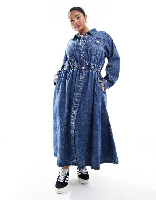 River Island Plus - Denim midi overhemdjurk met riem in mid-wash blauw