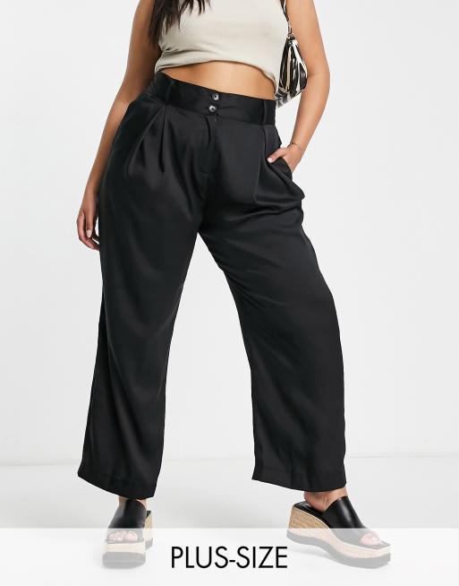 River Island Plus - Geplooide broek met wijde pijpen in zwart