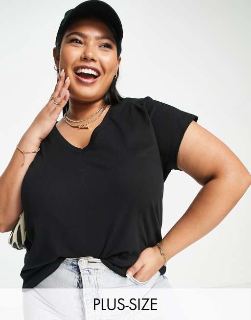 River Island Plus – Girlfriend – T-Shirt in Schwarz mit V-Ausschnitt