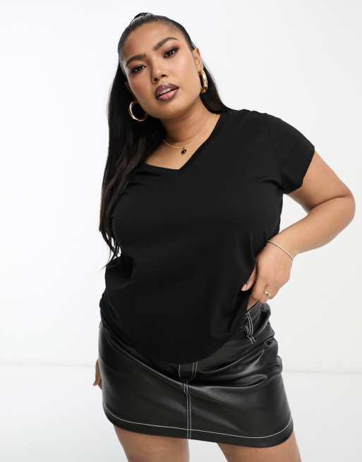 River Island Plus – Girlfriend – T-Shirt in Schwarz mit V-Ausschnitt