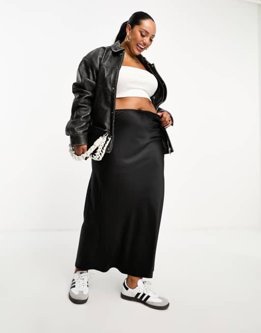 River Island Plus - Gonna lunga in raso nero con taglio sbieco