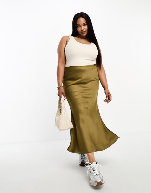River Island Plus - Gonna midi kaki in raso con spacco laterale