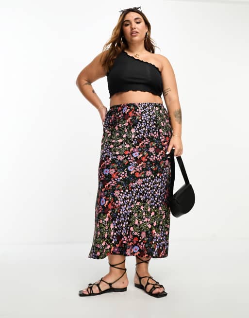 River Island Plus - Gonna midi nera a fiori in raso con spacco sul lato