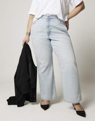 River Island Plus - Jeans in hellblauer Waschung mit geradem, lockerem Schnitt