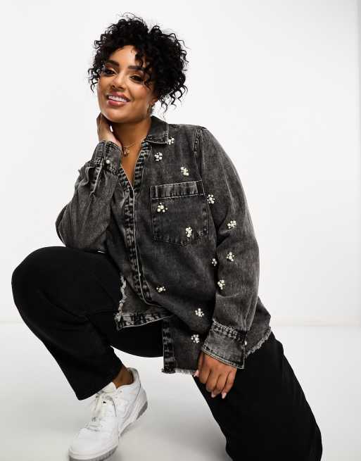 River Island Plus – Jeanshemd mit Perlenverzierung in Schwarz