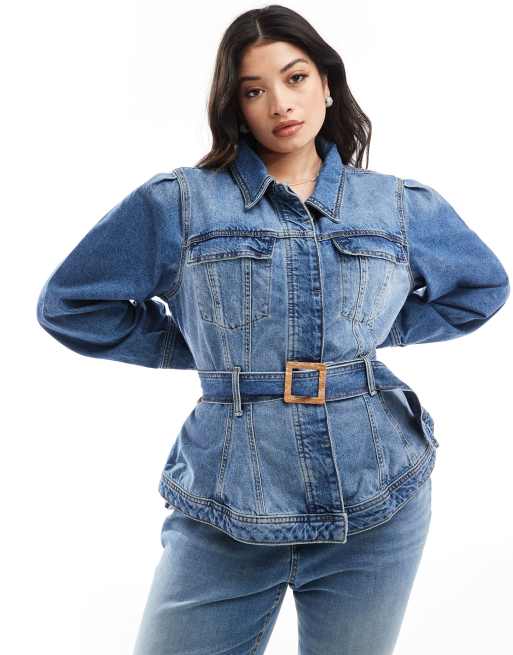River Island Plus – Jeansjacke in Blau mit Taillengürtel