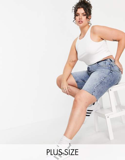 River Island Plus – Jeansshorts mit formender Po-Partie in Mittelblau