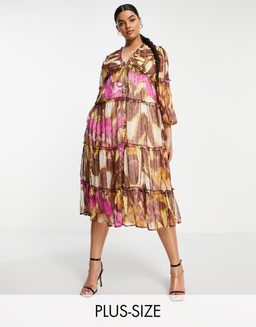 River Island Plus - Lagdelt midikjole med print i mørk lilla