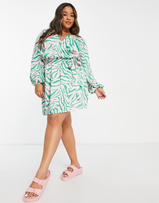 River Island Plus – Ljusrosa miniklänning i satin med omlottdesign och zebramönster, 3 av 4