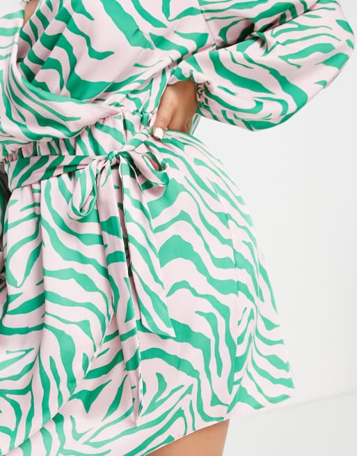 River Island Plus – Ljusrosa miniklänning i satin med omlottdesign och zebramönster, 4 av 4