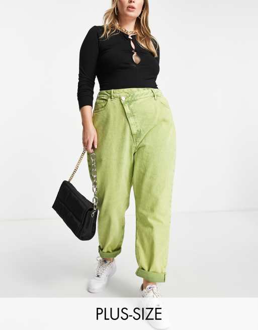 River Island Plus - Mom jeans met hoge taille en acid wash in felgroen