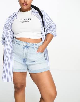 River Island Plus - Mom-Shorts in hellblauer Waschung