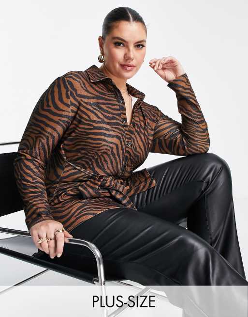 River Island Plus - Overhemd met overslag en metallic dierenprint in bruin