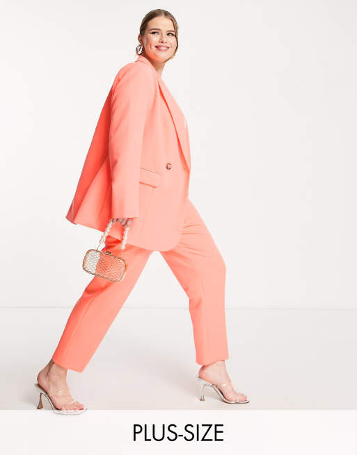River Island Plus - Pantaloni slim fit a sigaretta color corallo in coordinato
